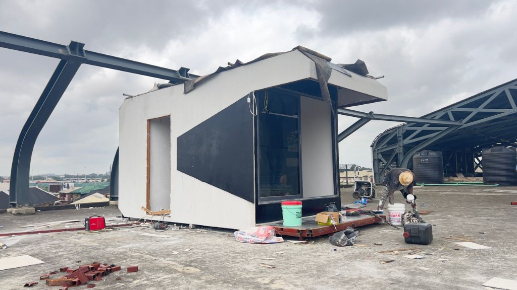 Capsule unit assembly and finishing work on elevated construction platform
