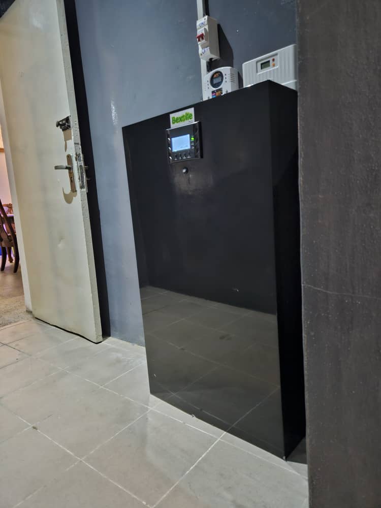 Bexolie battery system with LCD monitoring and electrical protection
